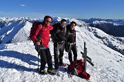 04 Alla Croce del Sodadura (2011 m), emergente dalla neve con gli amici Alice e Luca
